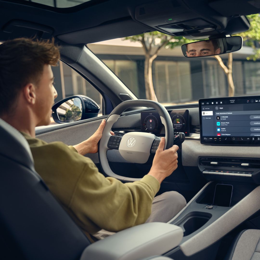 Ein Mann sitzt am Steuer eines VW ID.Polo Style.