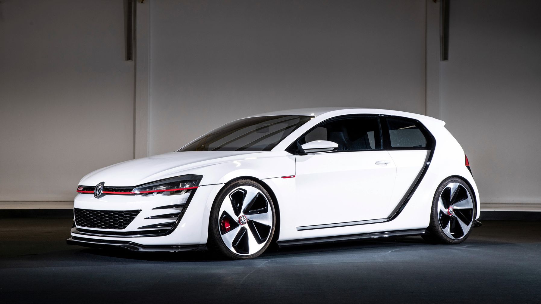 Das Concept Car VW Golf „Design Vision GTI" schräg von der Seite