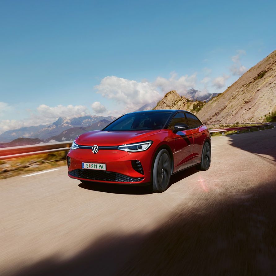 Ein roter ID.5 GTX fährt durch die Berge