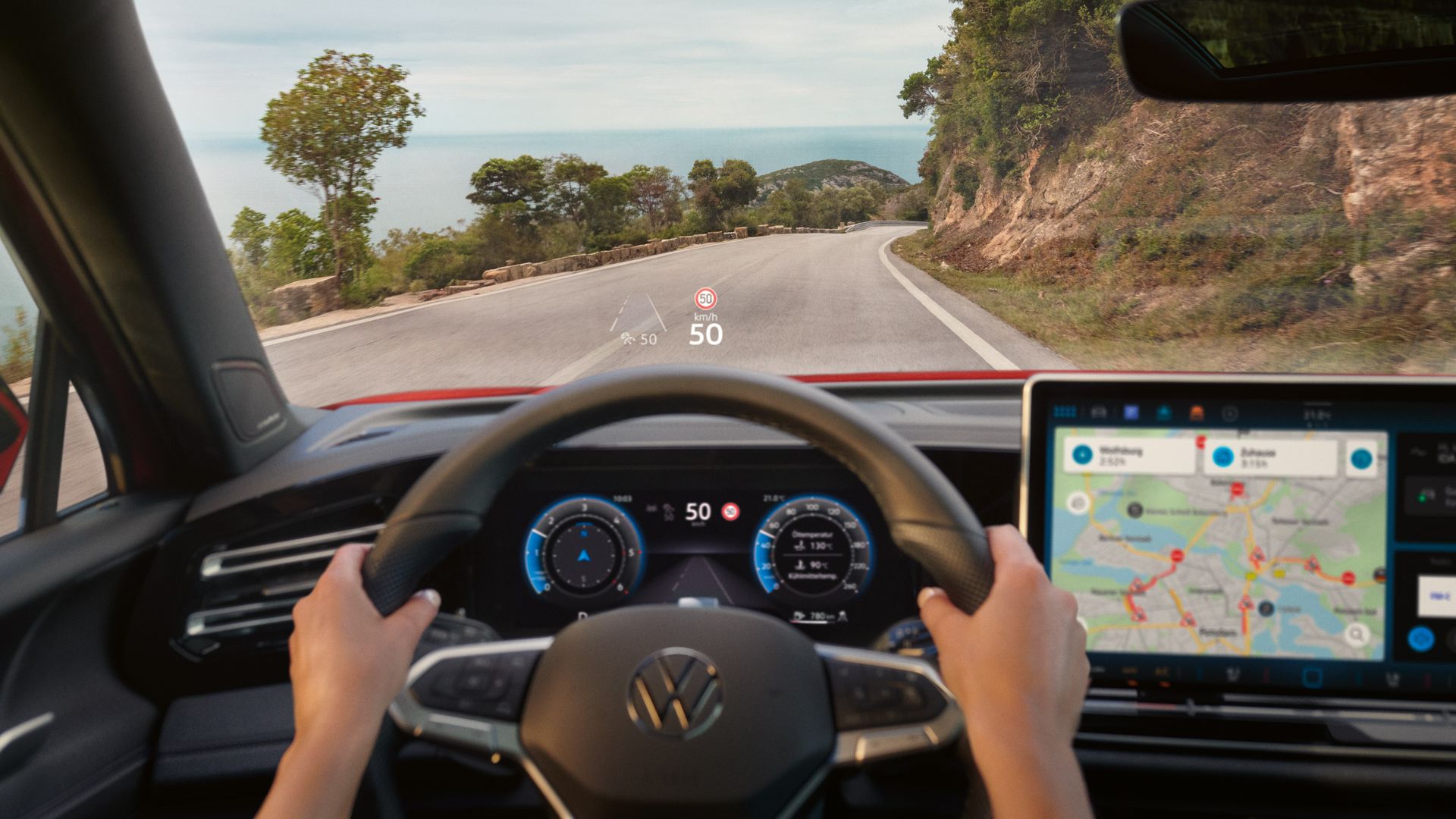Fahreransicht im VW Tiguan mit Navigationshinweisen des Head-up-Displays auf der Frontscheibe.