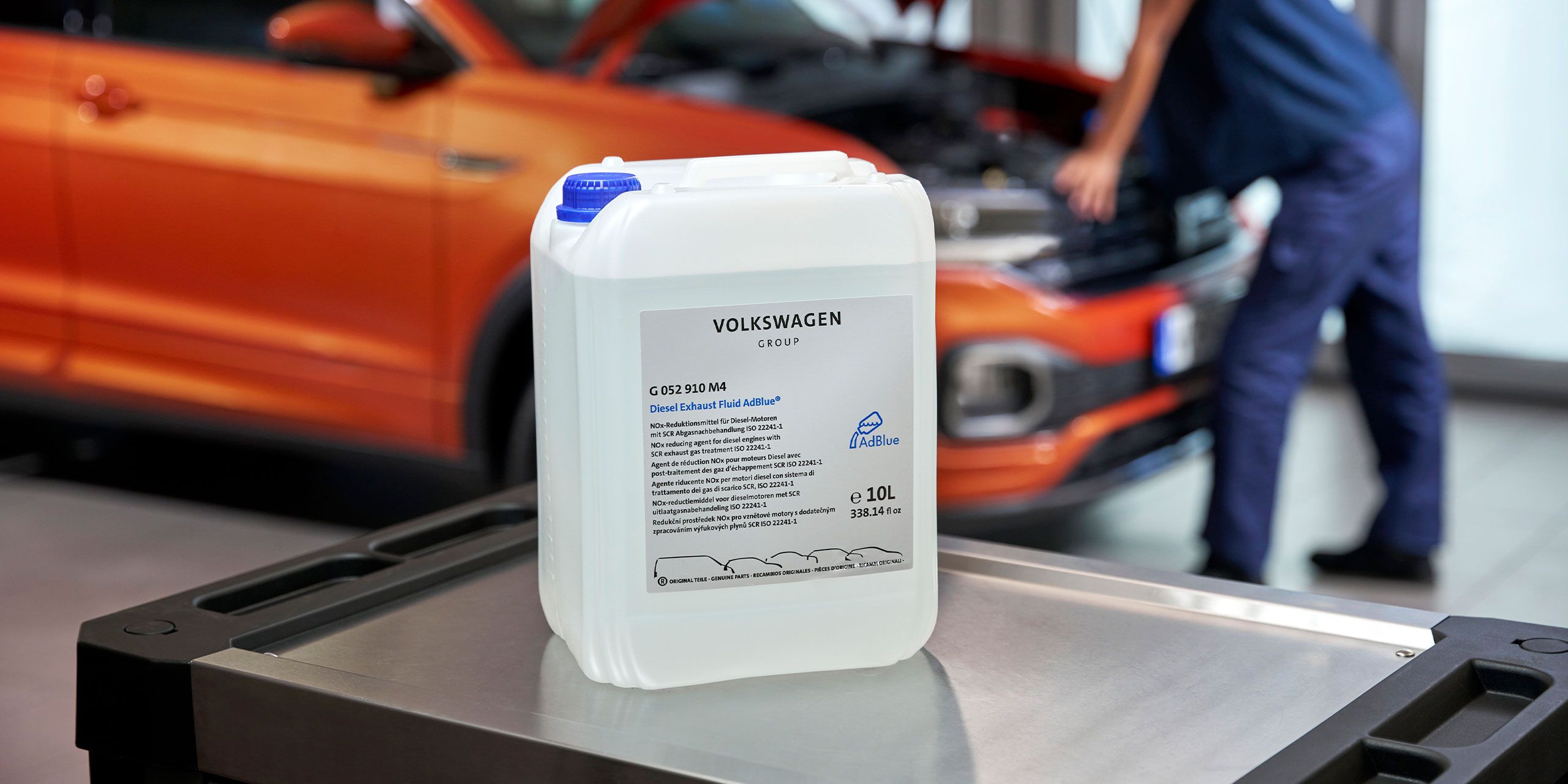 Eine Kanister mit Volkswagen AdBlue im Fokus.