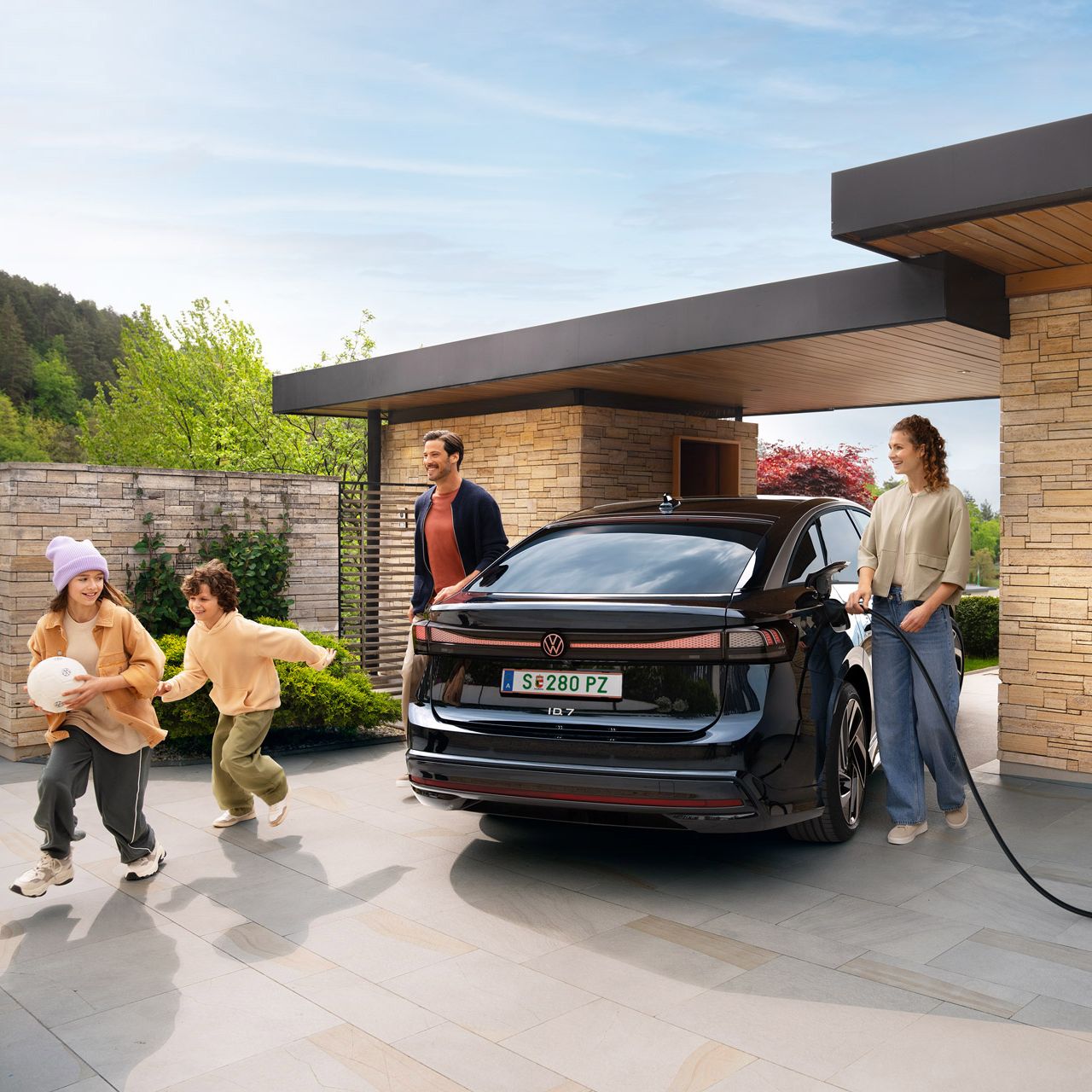 [AI-modified] – Ein ID.7 wird zu Hause an einer MOON BiDi Charger-Ladestation für bidirektionales Laden vor einem modernen Haus aufgeladen.