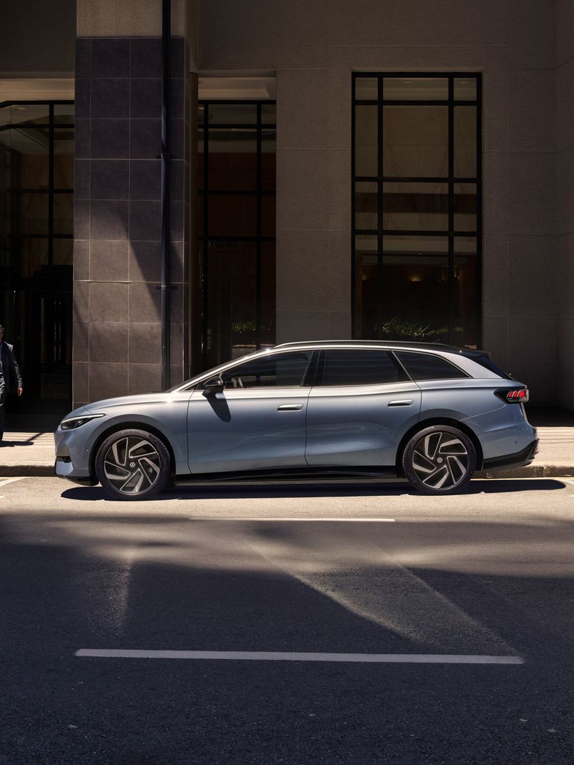 Der ID.7 Tourer steht am Straßenrand in der Stadt vor einem Gebäude