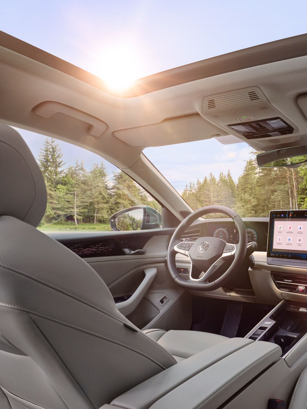 Cockpit eines VW Passat mit Multifunktionslenkrad und Infotainmentsystem.