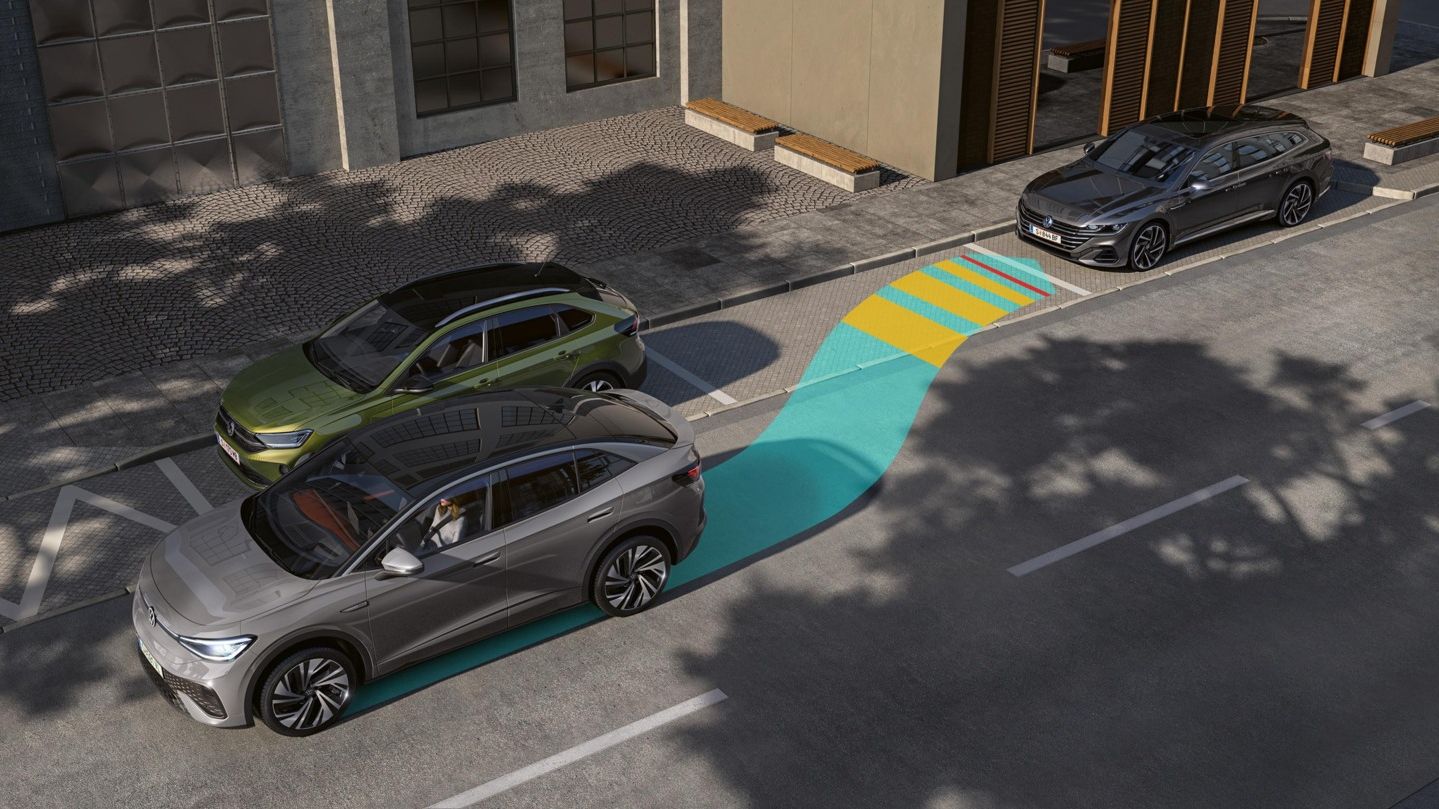Illustration zeigt schematisch anhand eines VW ID.5 die Funktionsweise des Park Assist Plus.