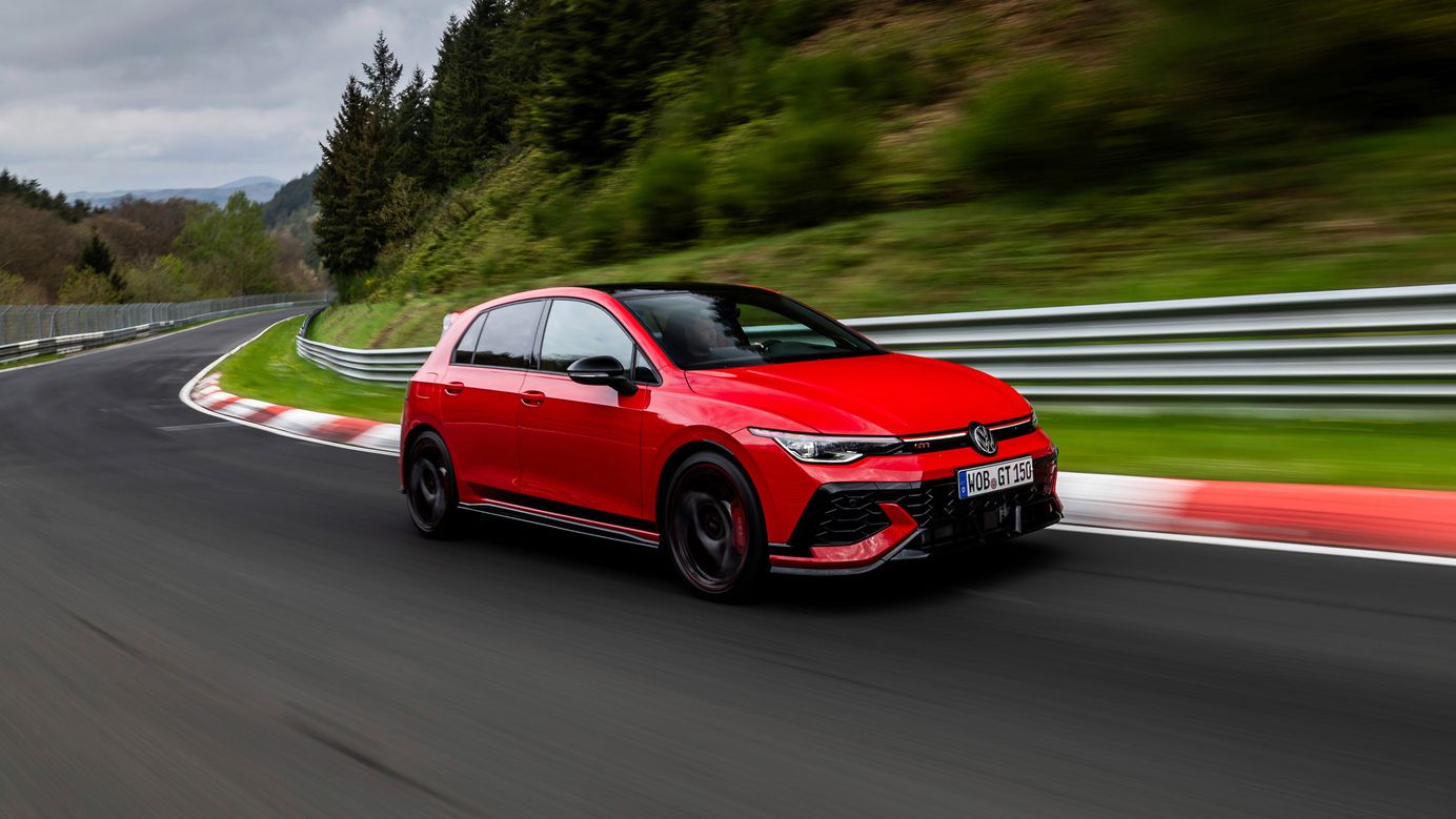 Ein roter VW Golf GTI EDITION 50 fährt auf einer Rennstrecke