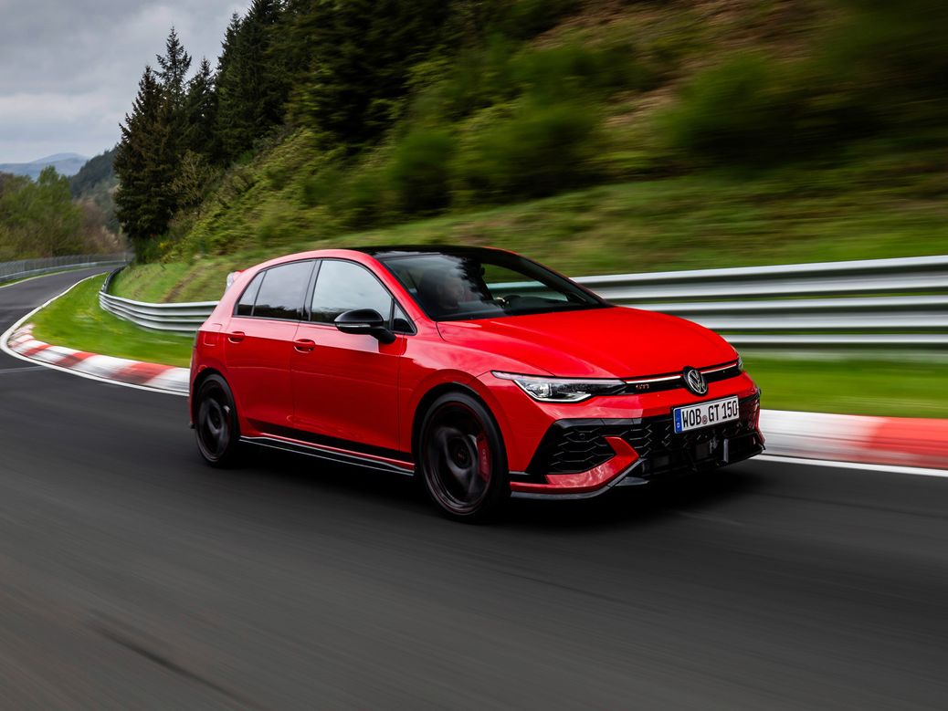 Ein roter VW Golf GTI EDITION 50 fährt auf einer Rennstrecke