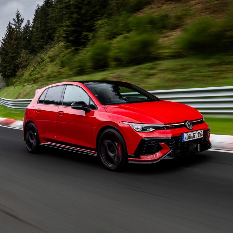 Ein roter VW Golf GTI EDITION 50 fährt auf einer Rennstrecke