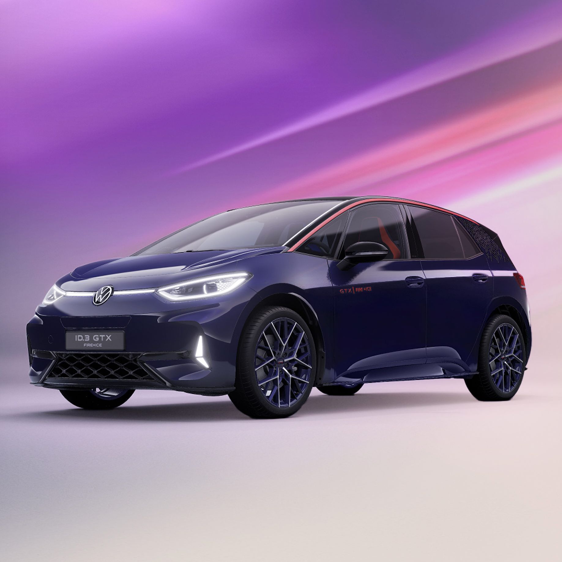 Ein lilafarbener Volkswagen ID.3 GTX FIRE+ICE steht vor einem Hintergrund aus violetten und rosafarbenen Lichtstreifen. Das Auto hat sportliche Akzente und Lichter, die eingeschaltet sind. Das Design wirkt modern und futuristisch.