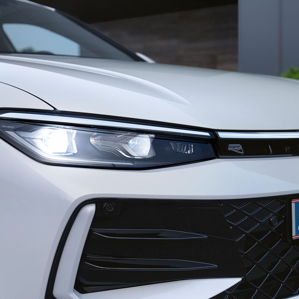 Die LED-Matrixscheinwerfer im Fokus eines weißen VW Passat.