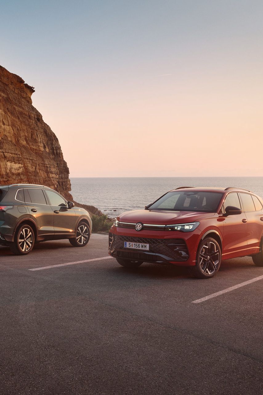 Zwei VW Tiguan geparkt vor der Küste in abendlicher STimmung