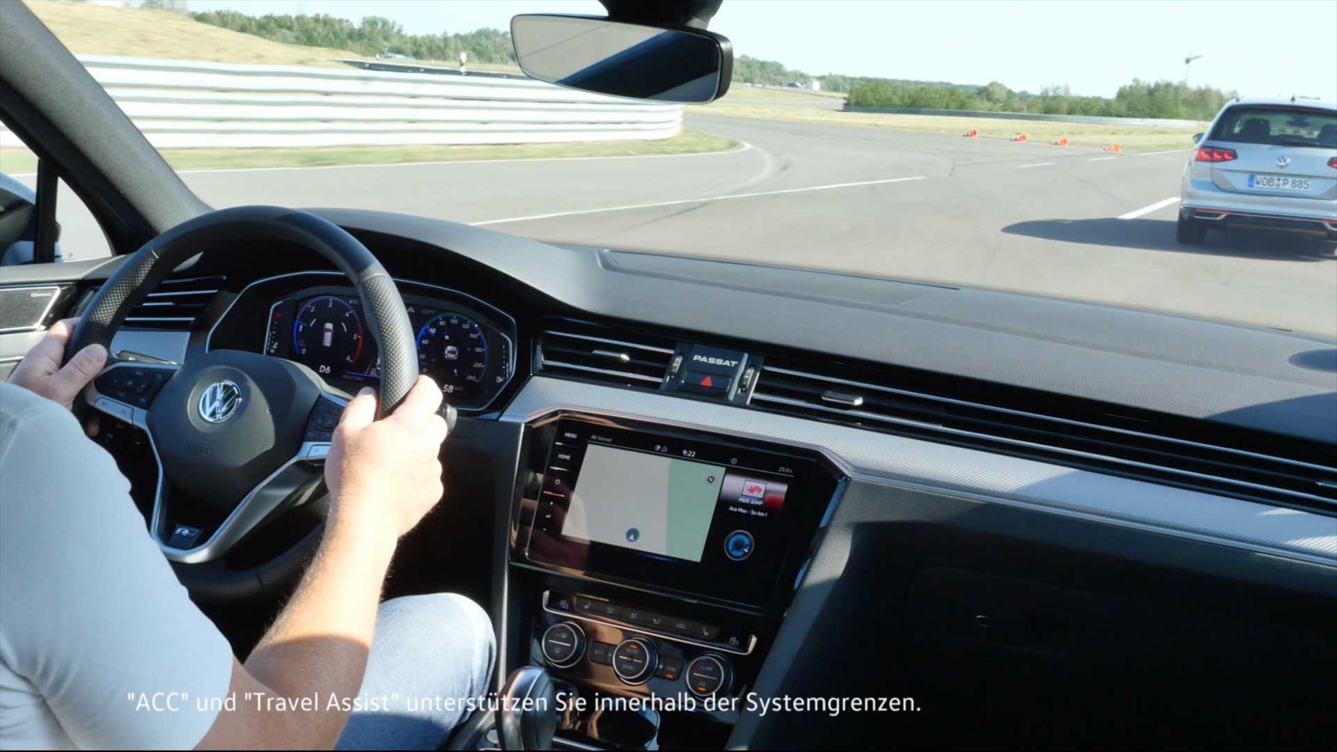 Mann fahrend auf Straße mit Travel Assist aktiviert