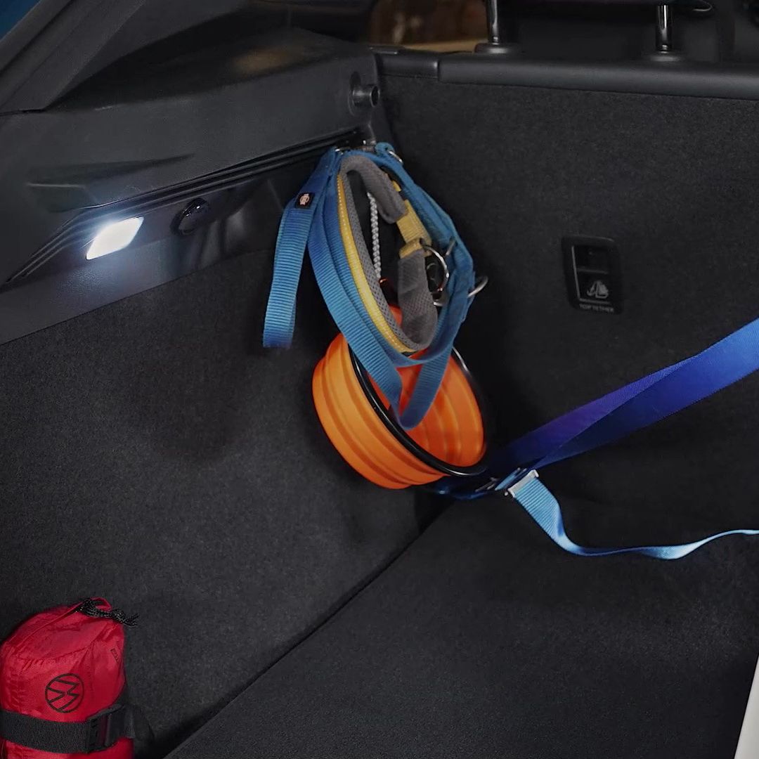 Der Kofferraum eines ID.4 beladen mit Zubehör für Hunde.