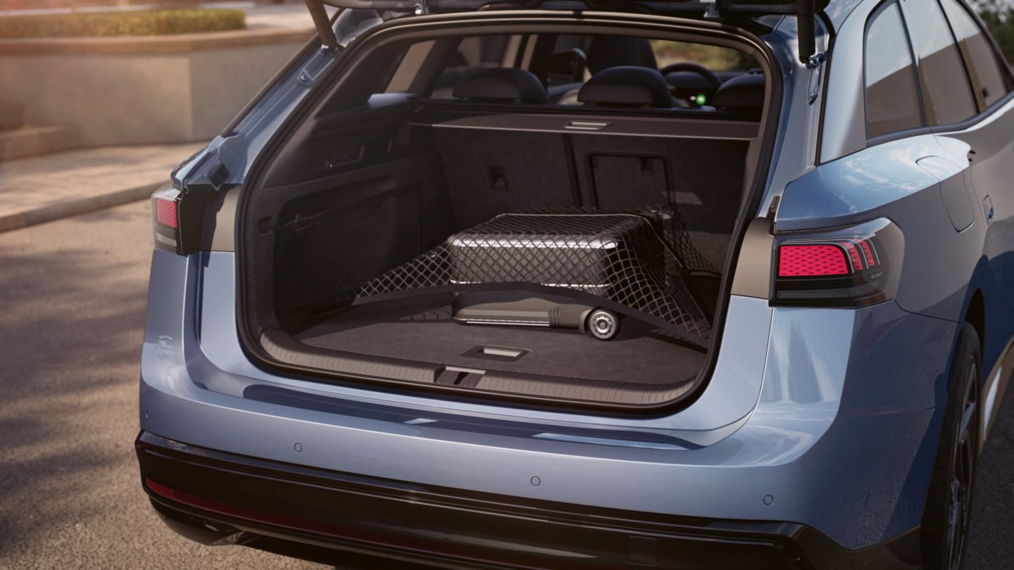 Der geöffnete Kofferraum eines VW ID.7 Tourer mit Koffer unter einem Gepäcknetz.