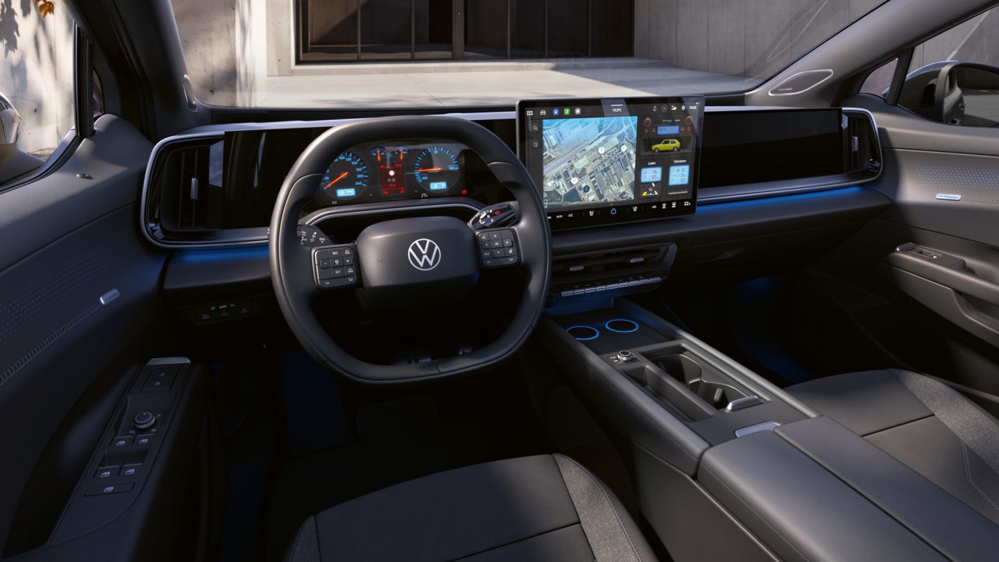 Ansicht auf das Fahrerdisplay und Lenkrad eines VW ID. Tiguan