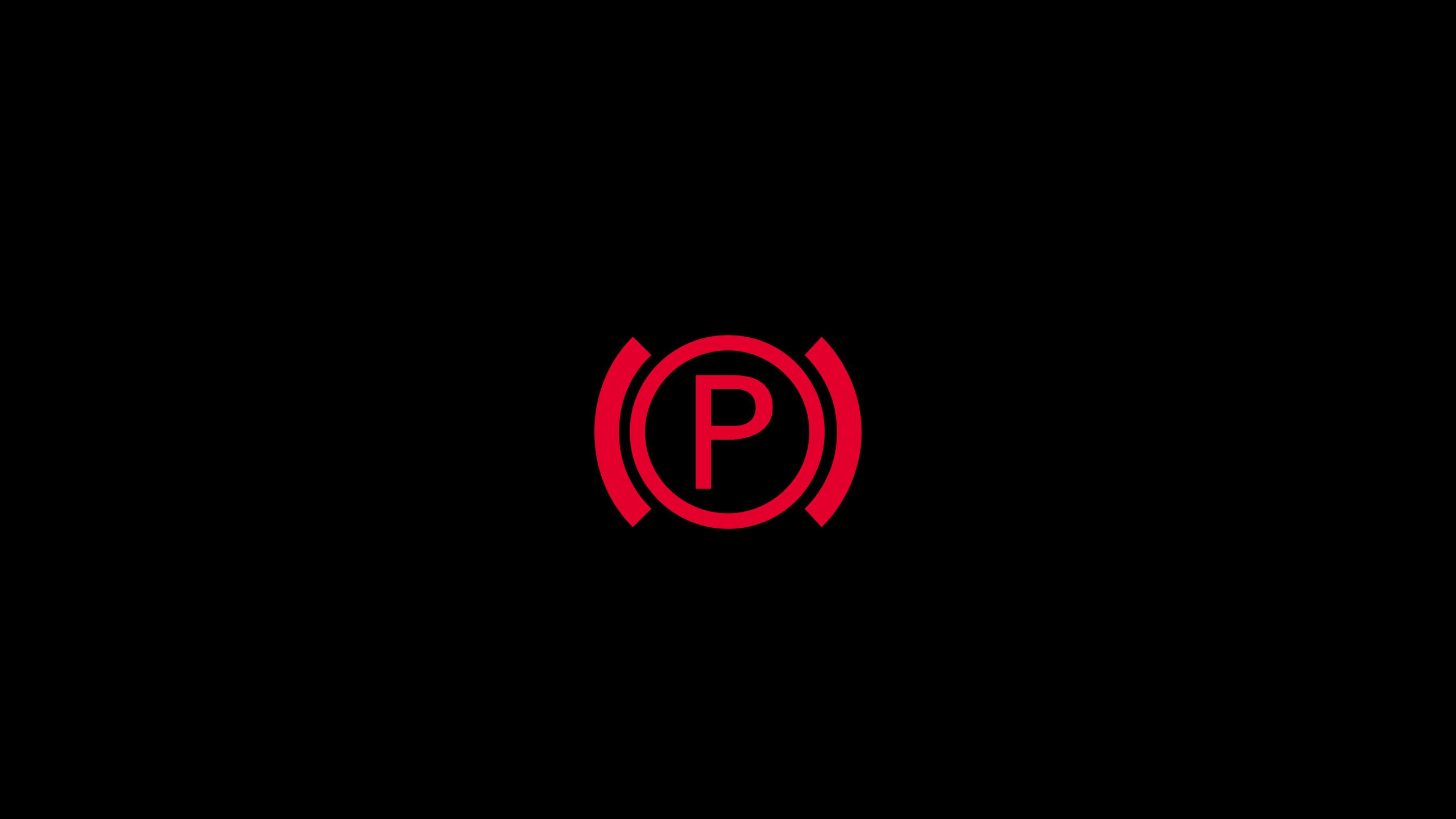 Symbol der Warnleuchte für die Parkbremse auf einem dunklen Hintergrund. Größter Teil des Motives ist rot, inklusive des Buchstaben "P" in der Mitte. Das Symbol ähnelt zwei Klammern, die den Buchstaben einkreisen.