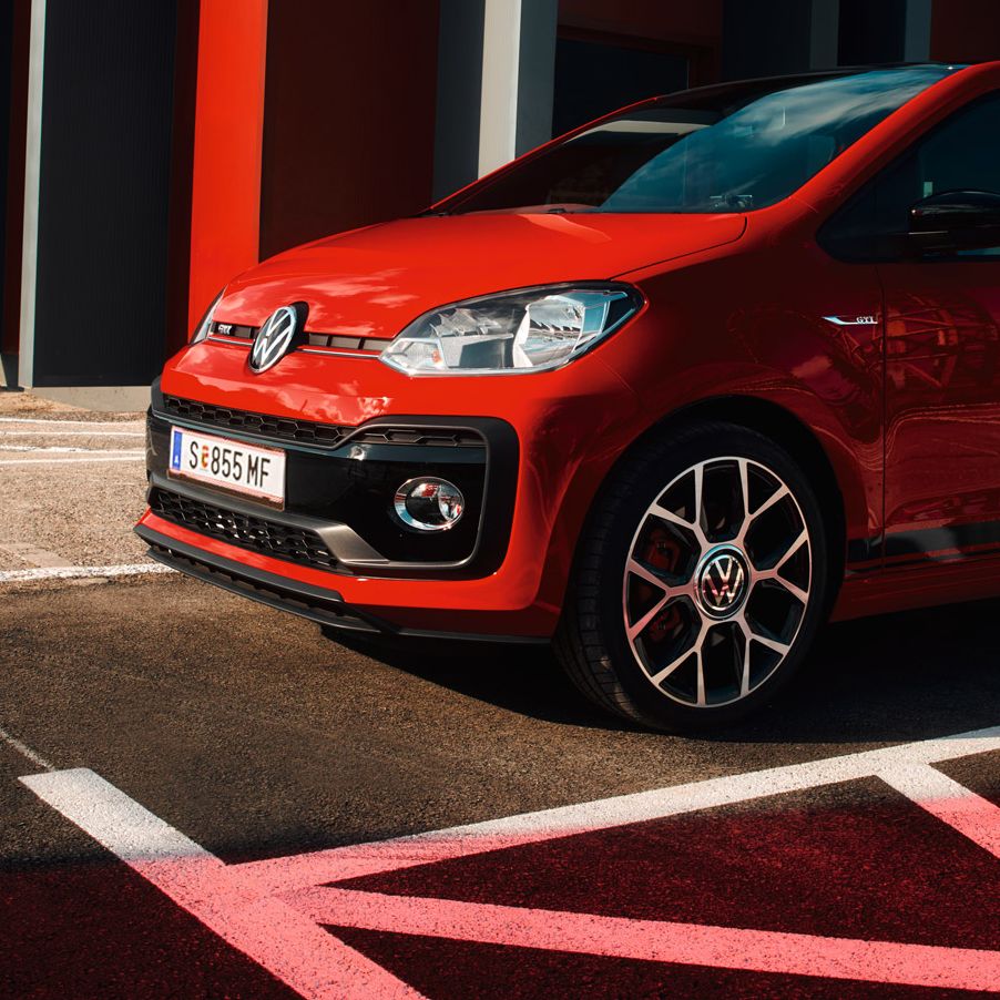 Der Up! GTI in rot steht auf einem Parkplatz