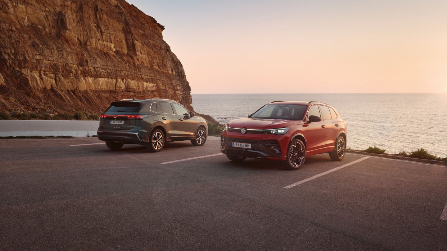 Zwei VW Tiguan geparkt vor der Küste in abendlicher STimmung