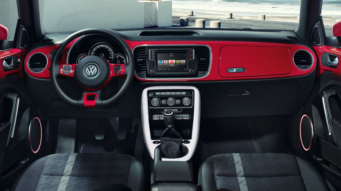 VW Beetle Interieur und Cockpit rot und schwarz