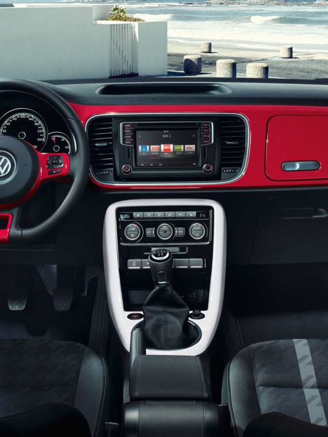 VW Beetle Interieur und Cockpit rot und schwarz