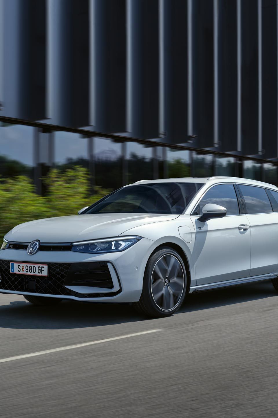 Ein weißer VW Passat R-Line fährt in einer Stadt
