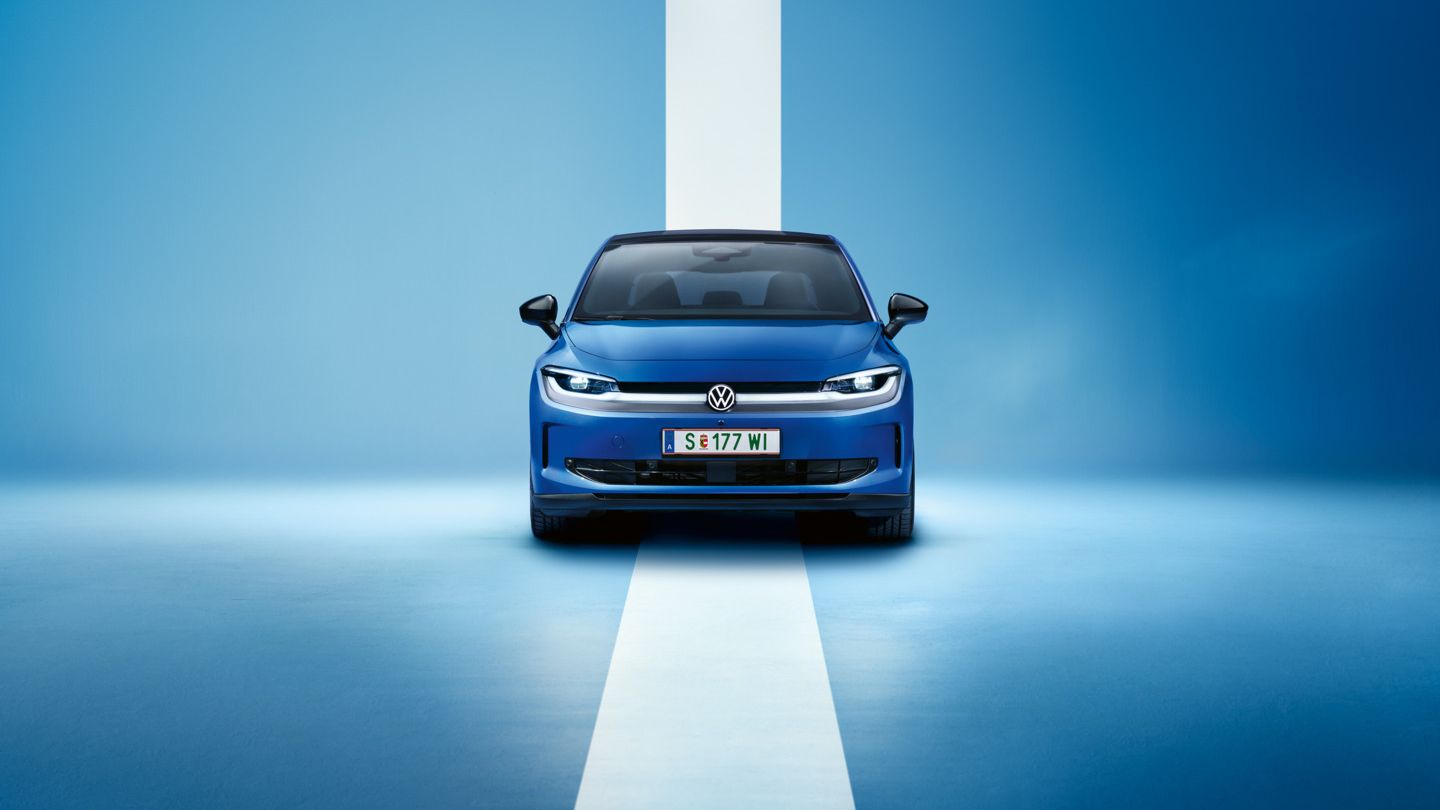 Frontansicht eines blauen VW ID. Polo Style vor einem hellblauen Hintergrund.