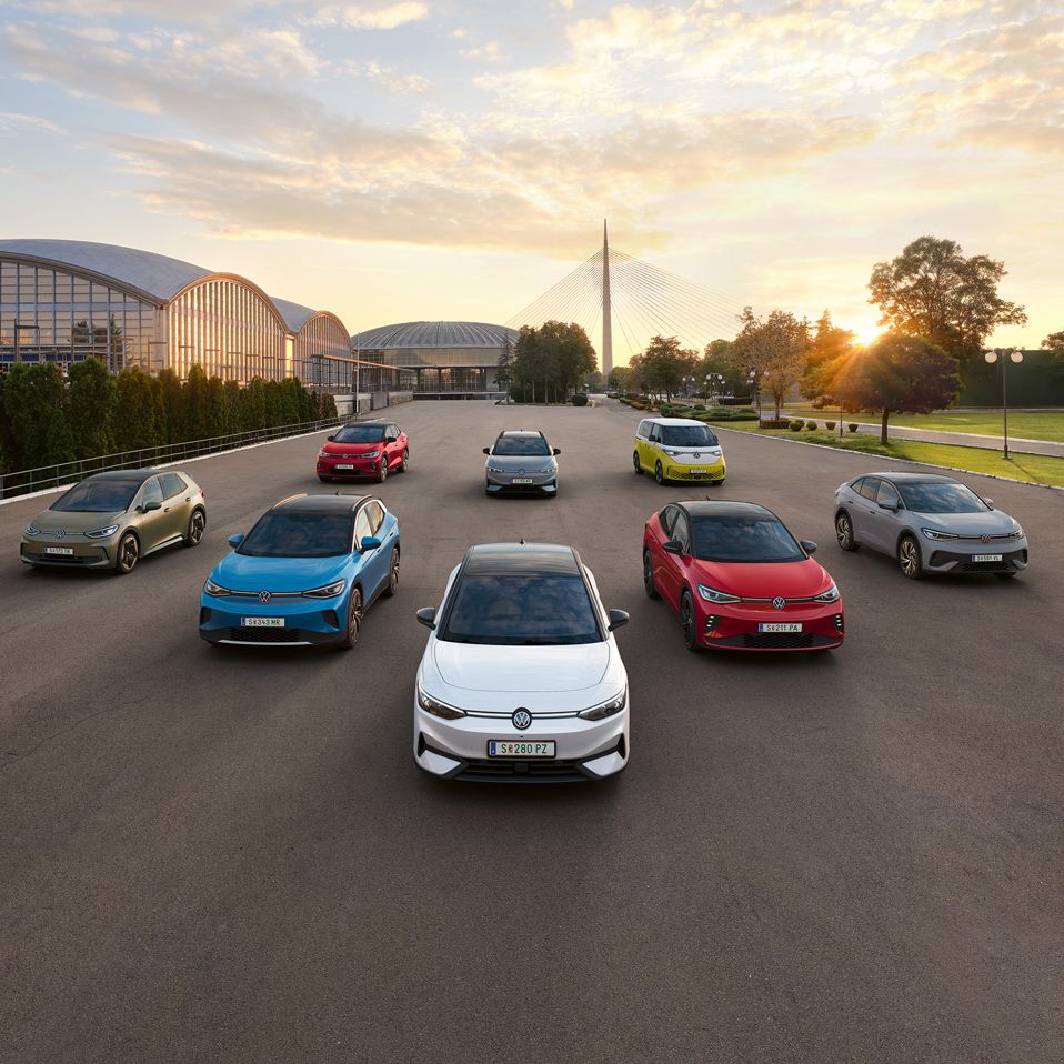  Alle VW Elektroautos, die ID. Modelle, fahren nebeneinander.