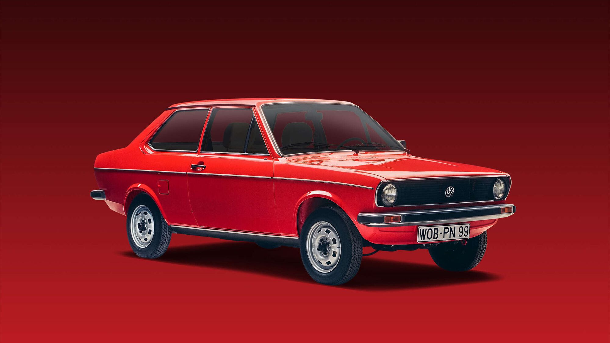Roter, zweitüriger Oldtimer-Pkw im Profil vor einfarbig rotem Hintergrund.  
Das Auto steht leicht schräg, sodass Front und Seite sichtbar sind, mit verchromten Stoßstangen und einfachem Felgendesign.