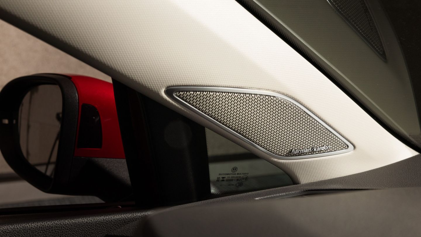 Nahaufnahme der Lautsprecher des Soundsystem "Harman Kardon" im Golf Falco Edition