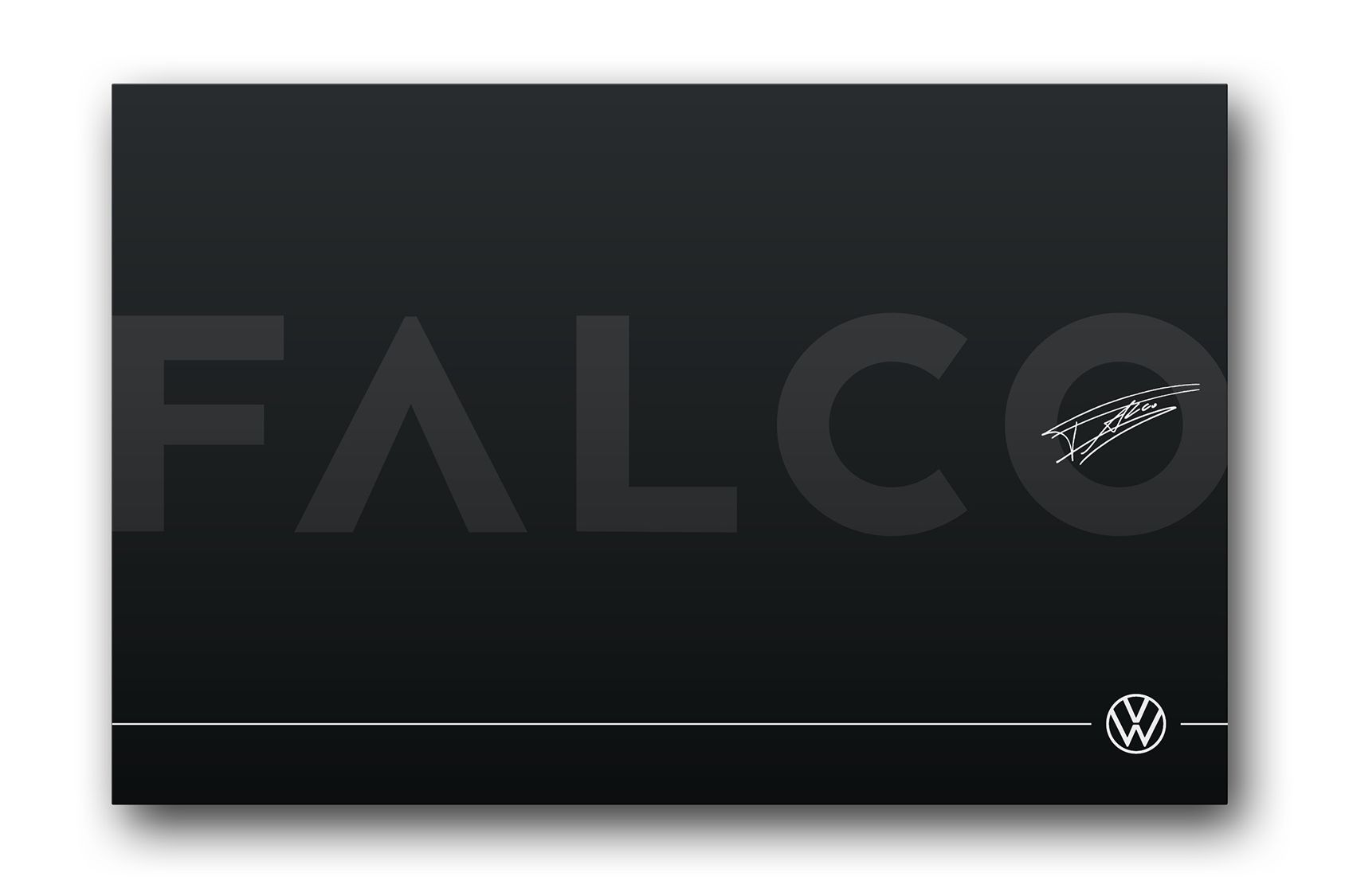 Die geschlossene schwarze Falco-Box in Frontalansicht mit Falco-Aufschrift und Signatur.