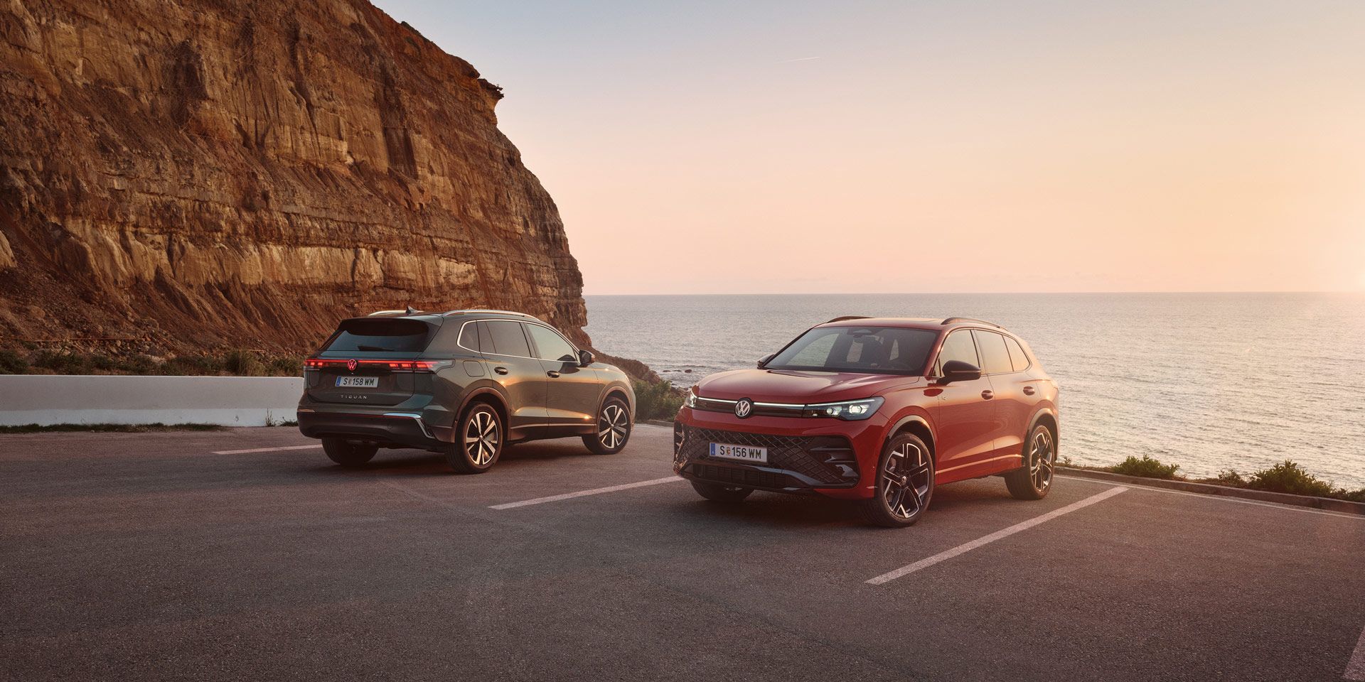 Zwei VW Tiguan geparkt vor der Küste in abendlicher STimmung