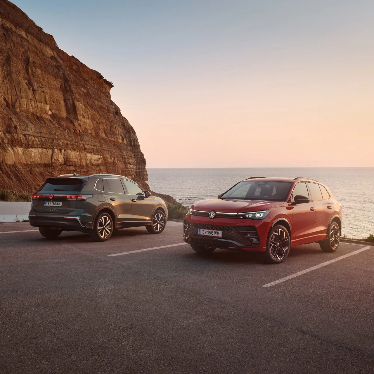 Zwei VW Tiguan geparkt vor der Küste in abendlicher STimmung