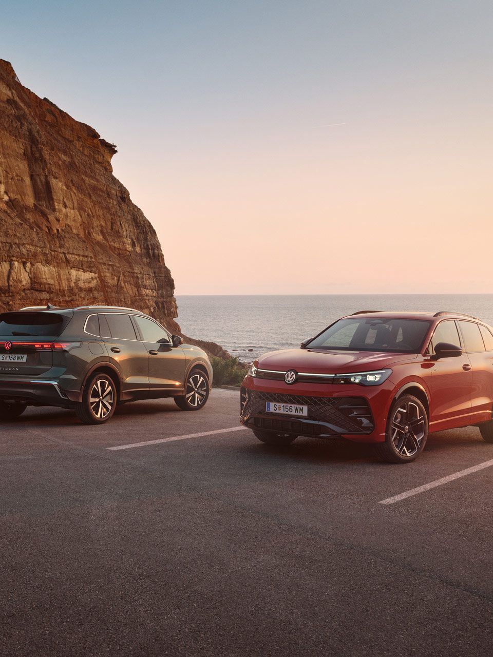 Zwei VW Tiguan geparkt vor der Küste in abendlicher STimmung