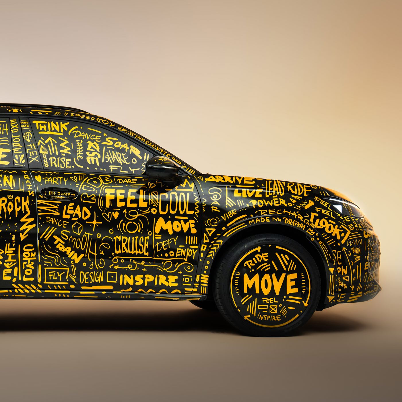 Der neue T-Roc, der vollständig mit gelben handgeschriebenen Worten und Illustrationen bedeckt ist. Die Wörter umfassen positive und inspirierende Begriffe wie "Flow", "Move" und "Inspire". Das Fahrzeug steht vor einem hellbraunen Hintergrund.