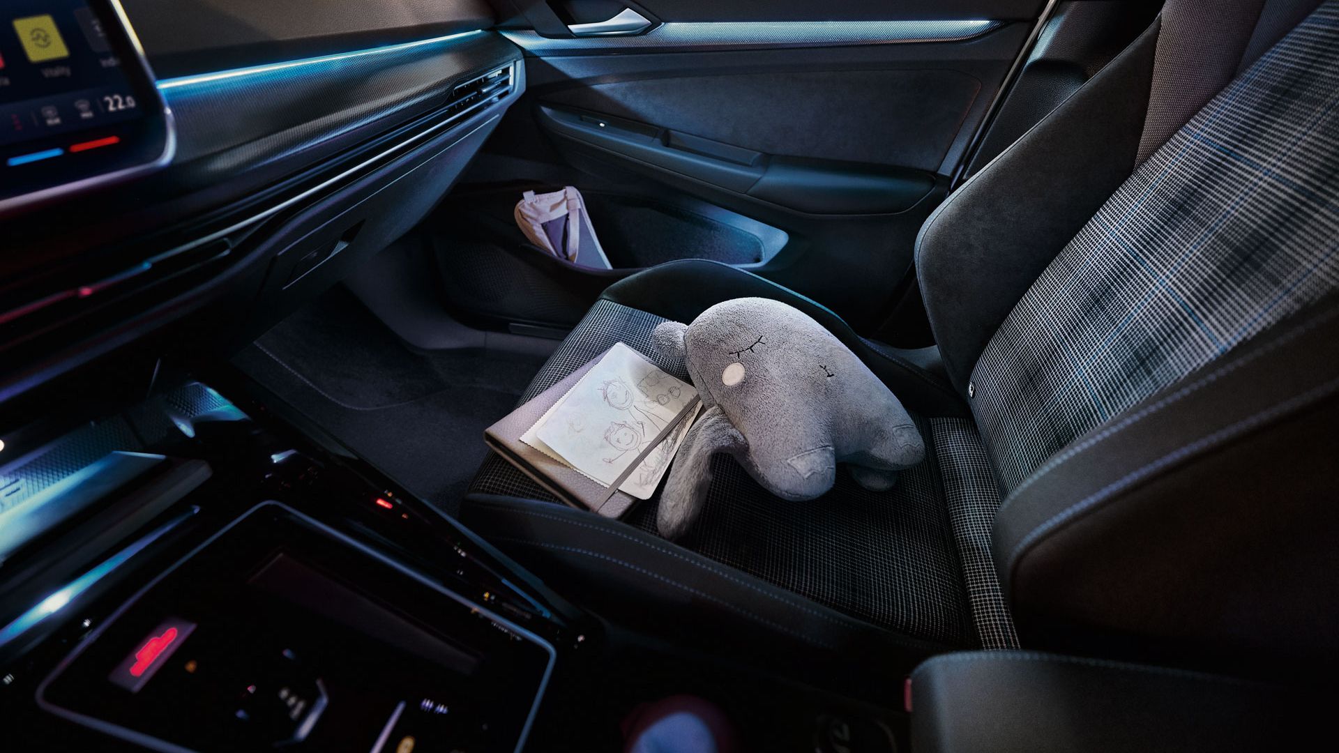 Ambientebeleuchtung im VW Golf GTE bei Nacht