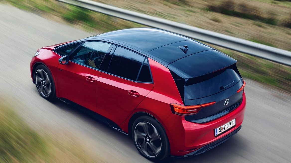  Ein roter VW ID.3 GTX fährt über eine Landstraße, im Hintergrund ist das Meer zu sehen.