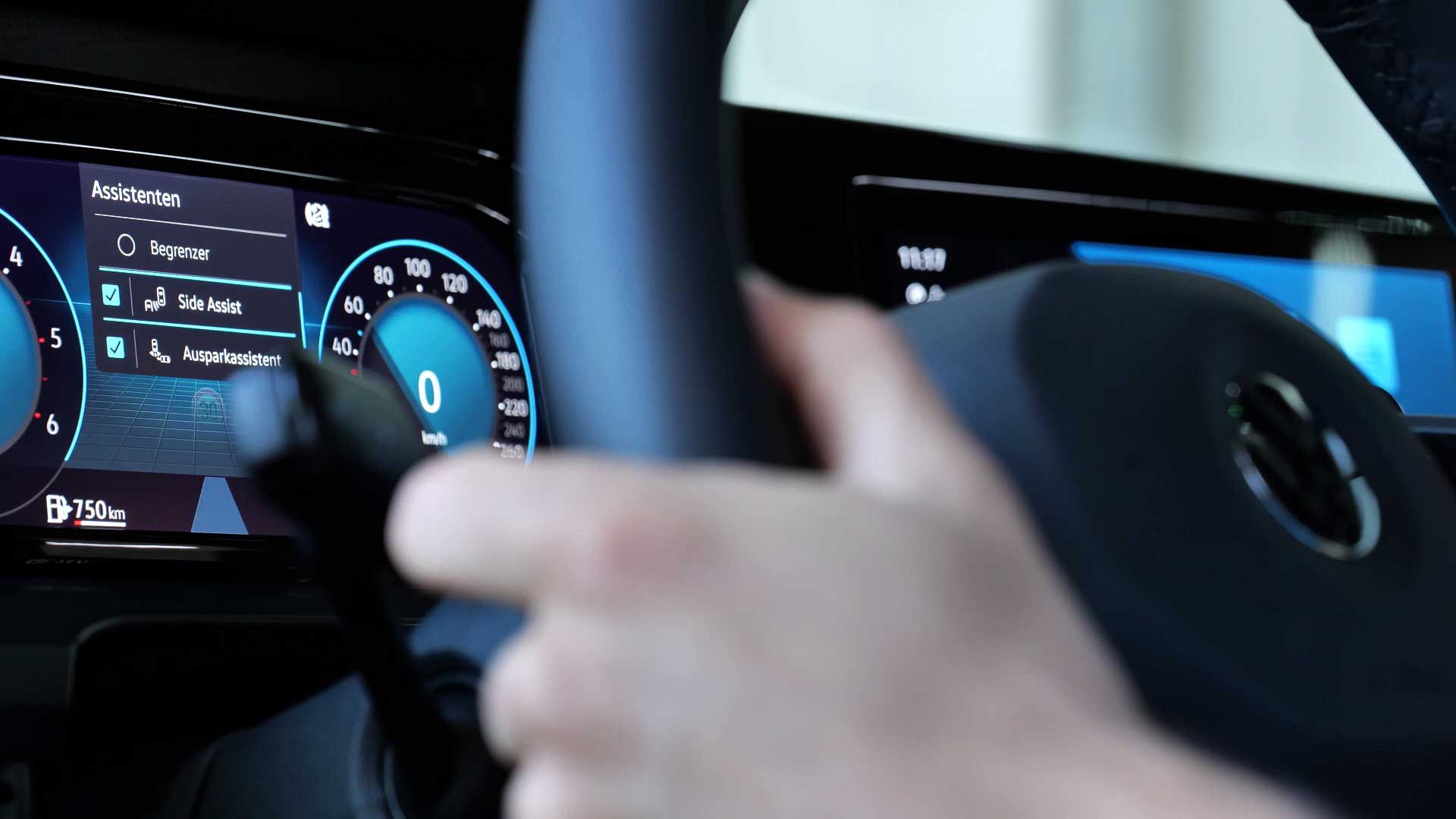 Nahaufnahme bei Lenkrad, wo man den Assistenten sieht und einstellen kann