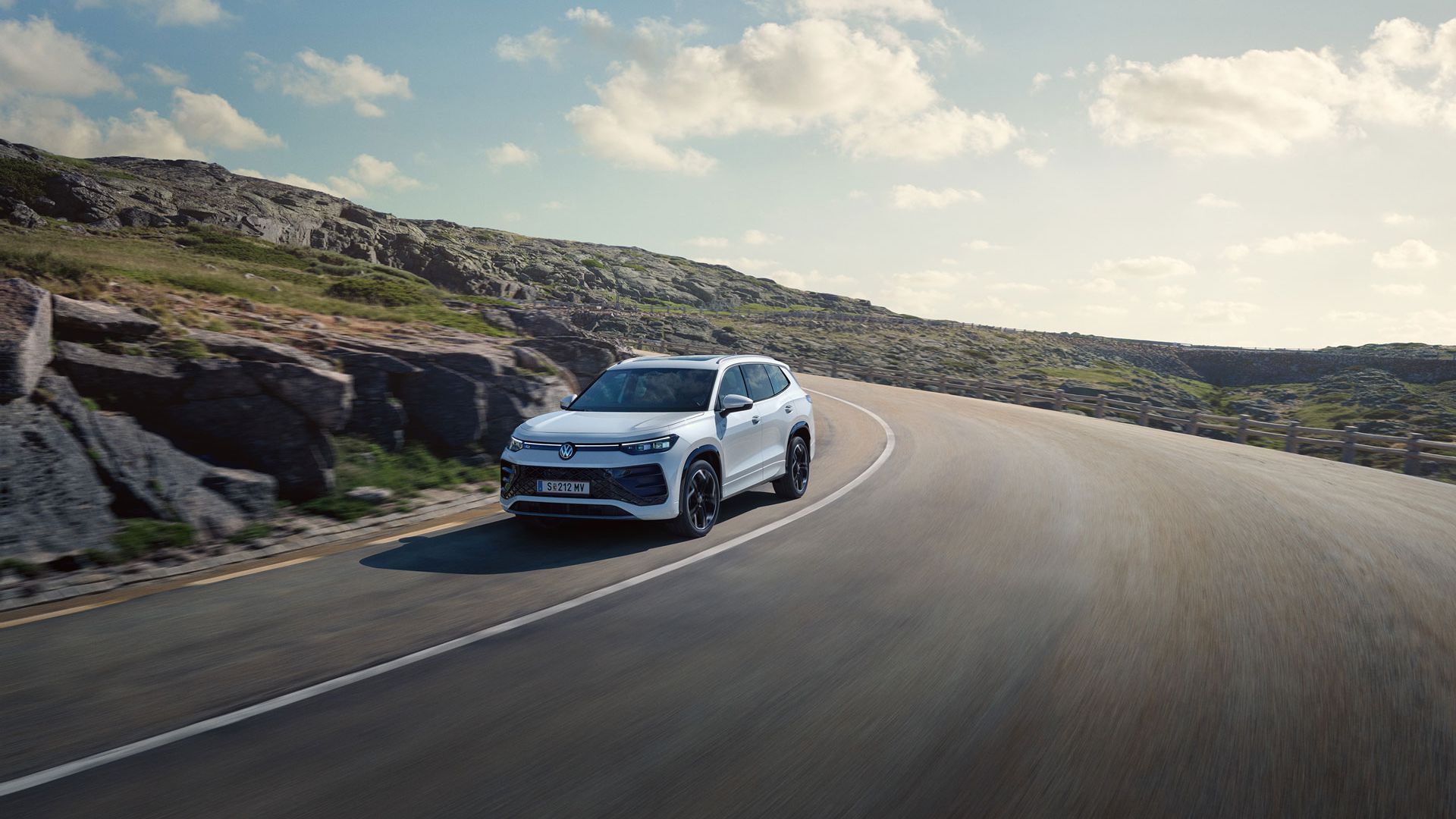 Tayron fährt auf einer Bergstraße