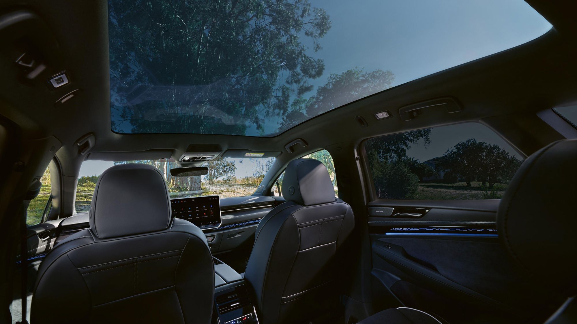 Blick auf das Interior des ID.7 Tourer von der Rückbank aus mit Panoramadach.