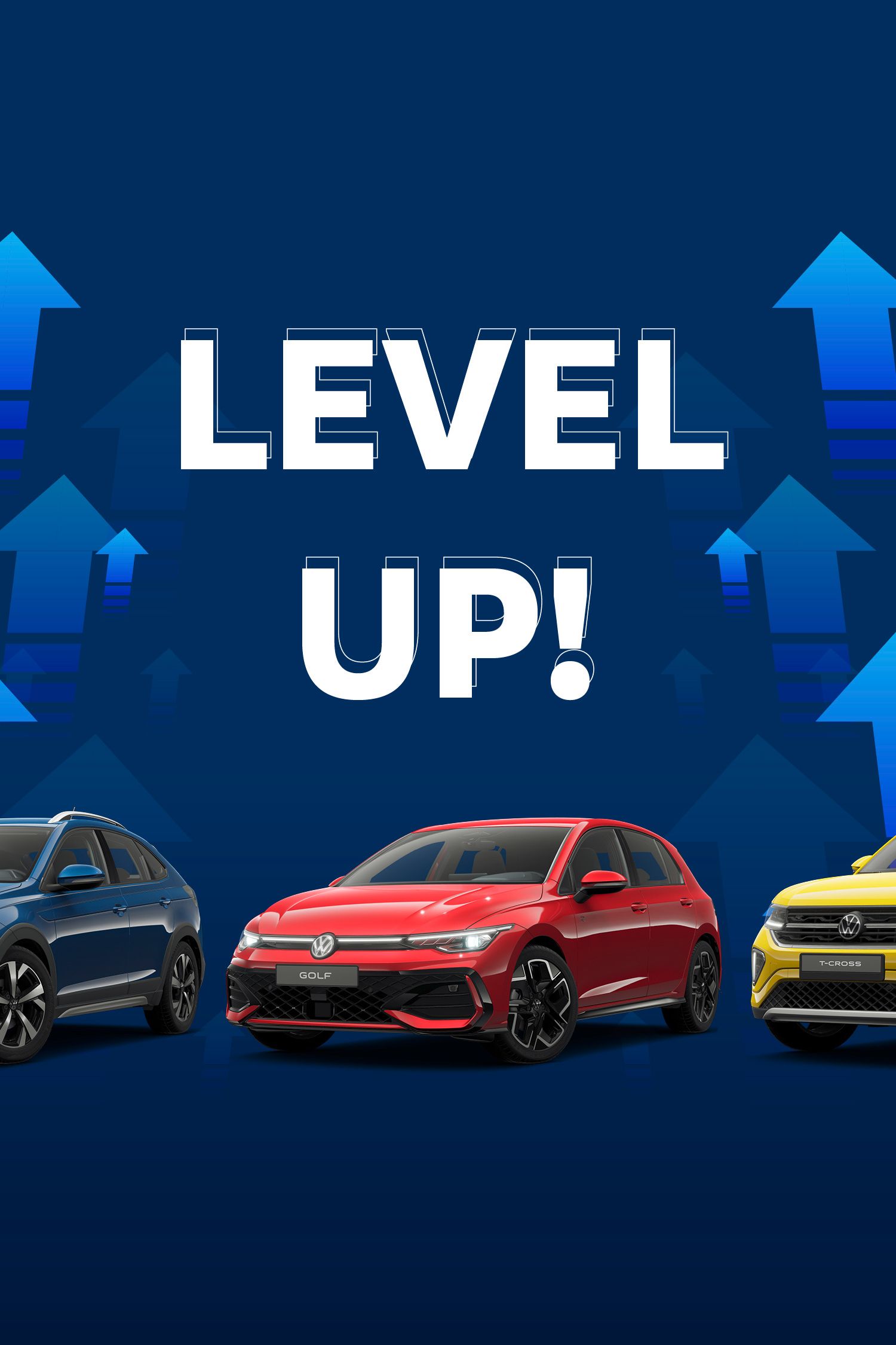 Drei Autos (ein blauer Taigo, ein roter Golf und ein gelber T-Cross) stehen nebeneinander vor einem Hintergrund mit aufsteigenden blauen Pfeilen. In der Mitte befindet sich der Text "LEVEL UP!". Die Pfeile symbolisieren Fortschritt und Verbesserungen.