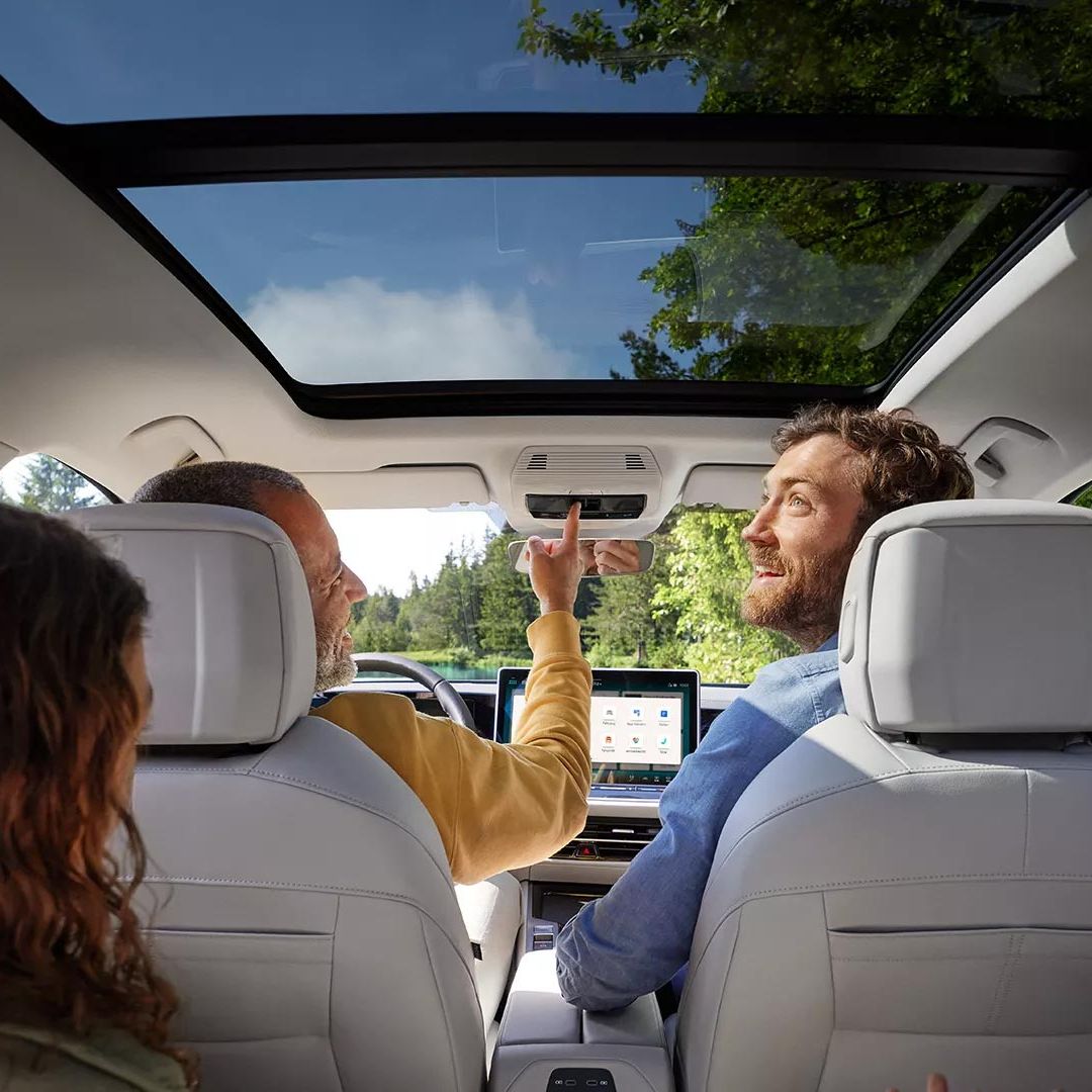 Die LED-Matrixscheinwerfer im Fokus eines weißen VW Passat.