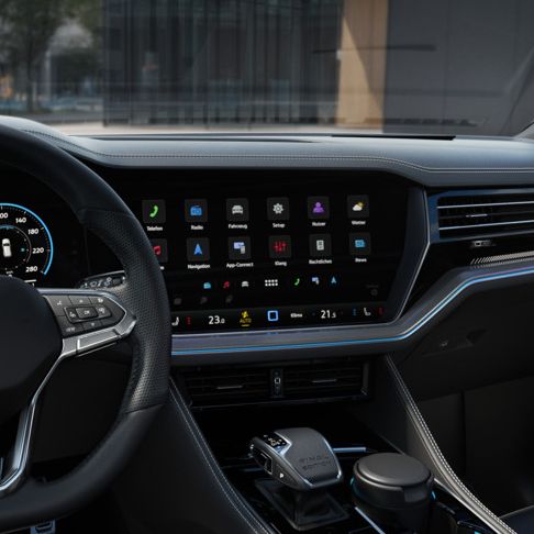 Ansicht auf das Interior des Touareg Final Edition vom Fahrersitz aus.