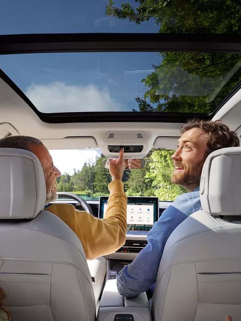 Die LED-Matrixscheinwerfer im Fokus eines weißen VW Passat.
