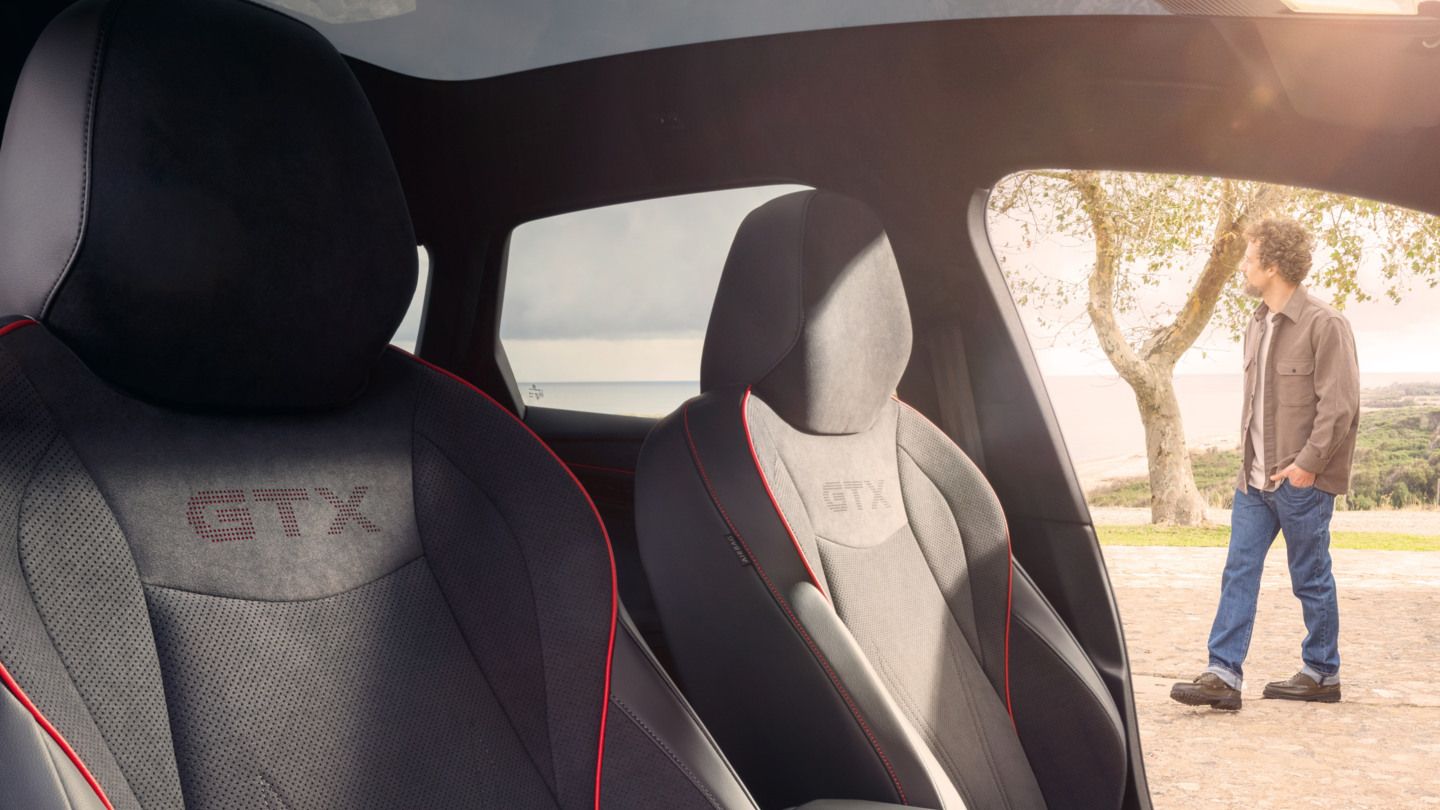 Vordersitze des VW ID.7 GTX mit GTX-Logo und roten Ziernähten, offene Fahrertür