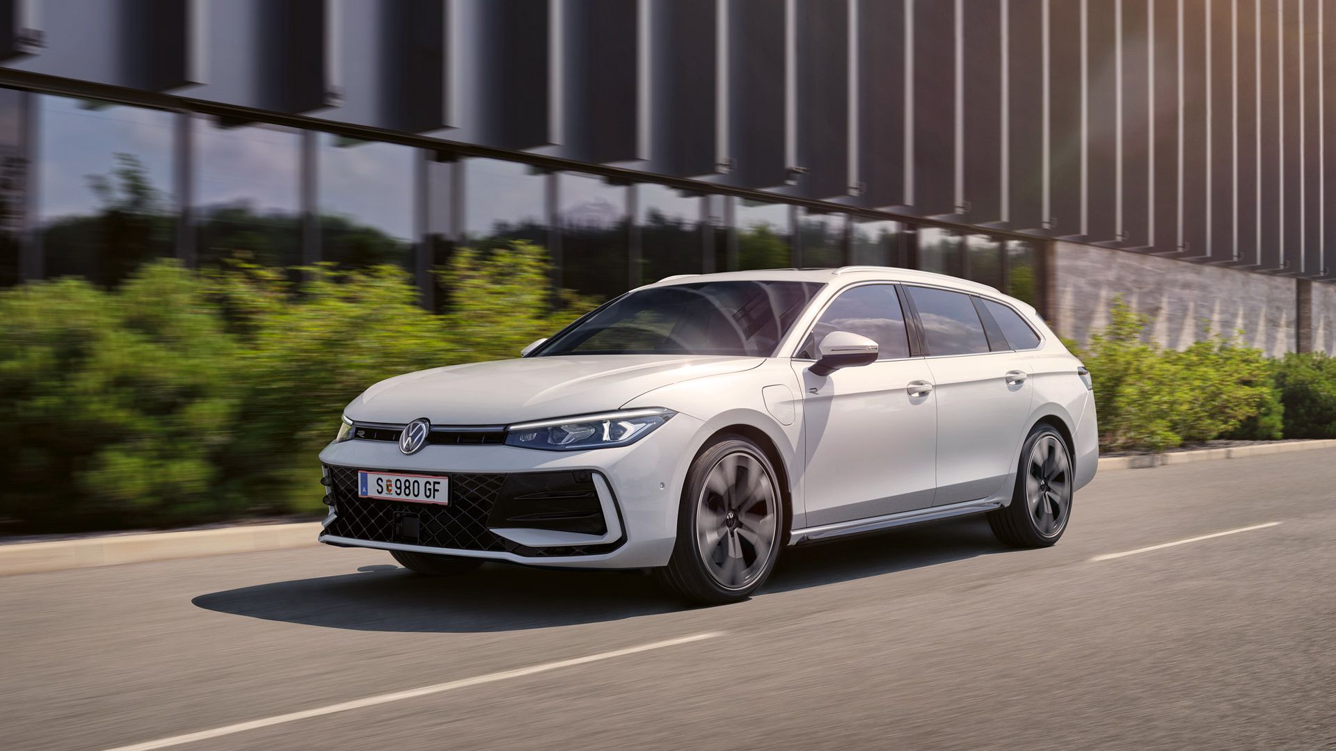 Ein weißer VW Passat R-Line fährt in einer Stadt