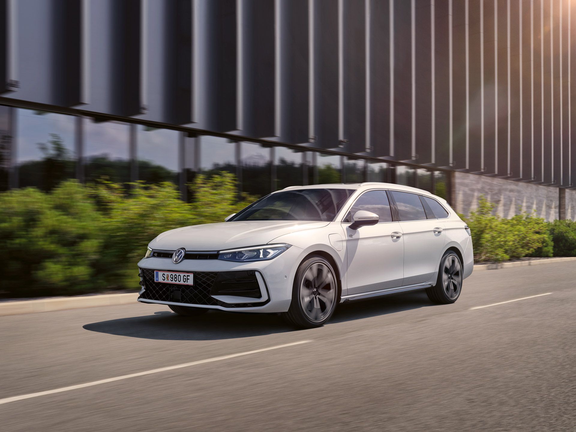 Ein weißer VW Passat R-Line fährt in einer Stadt