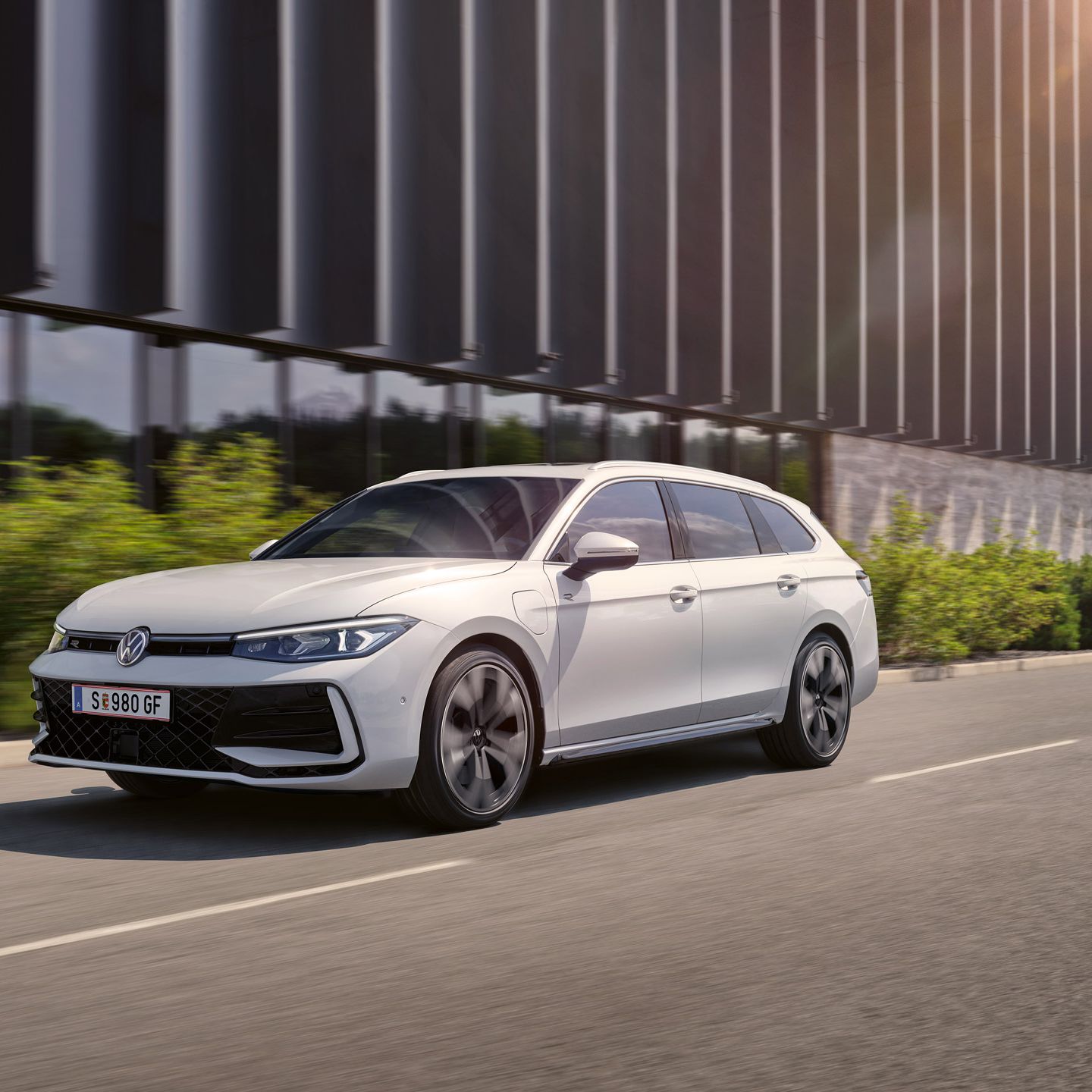 Ein weißer VW Passat R-Line fährt in einer Stadt