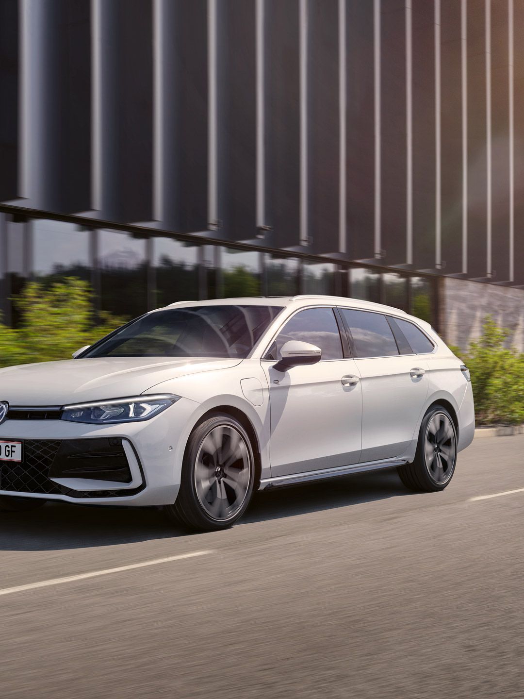 Ein weißer VW Passat R-Line fährt in einer Stadt