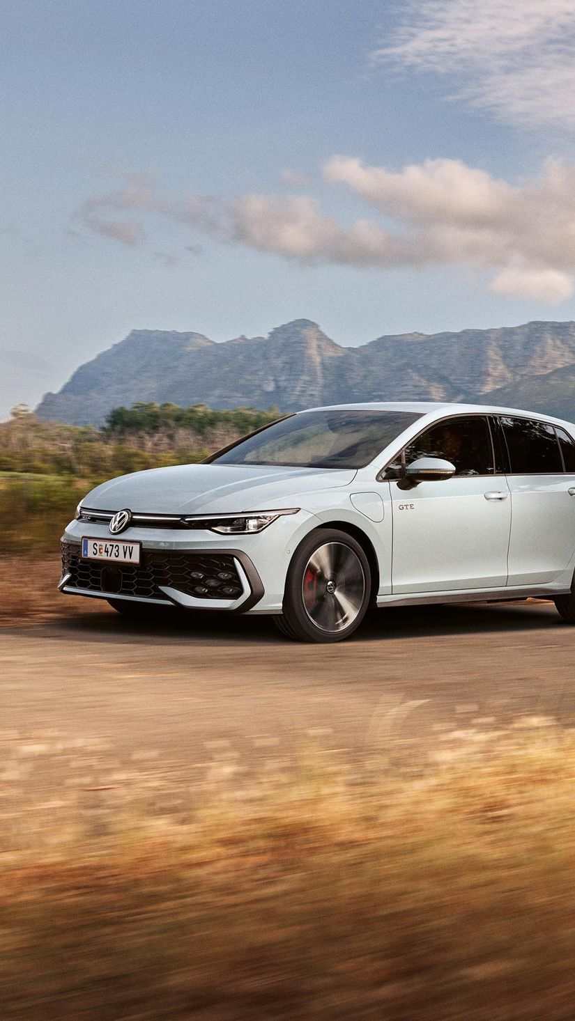 Golf GTE fahrend auf der Landstraße unterwegs.