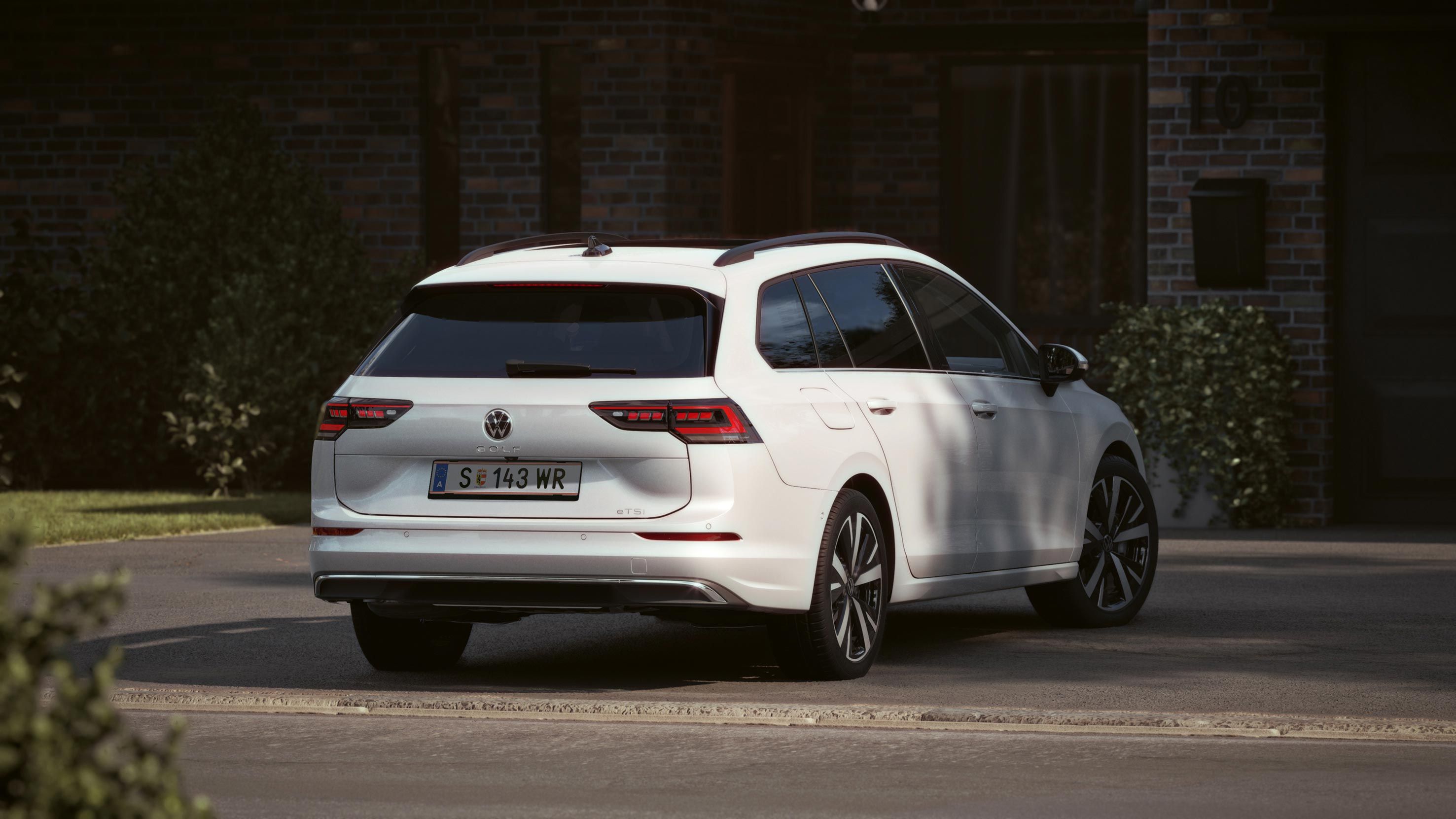 Heckansicht eines weißen VW Golf Variant